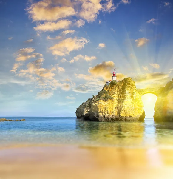 Faro en la roca en la orilla del mar —  Fotos de Stock