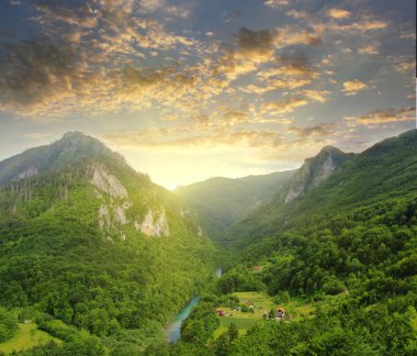 Dağlar yaz gün batımında Karadağ Tara Nehri'nin