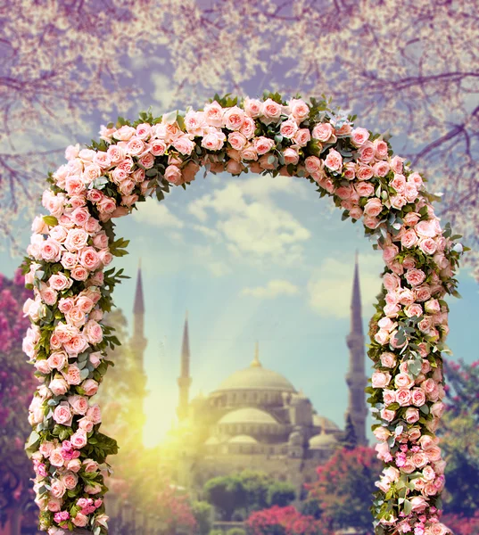 Arco de boda con mezquita azul al atardecer — Foto de Stock