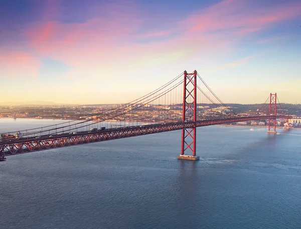 Rote Brücke bei Sonnenuntergang, Lissabon, Portugal. — Stockfoto
