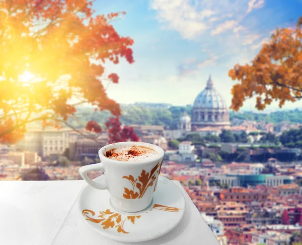 Xícara de café em Roma com vista para a catedral de São Pedro, Itália — Fotografia de Stock