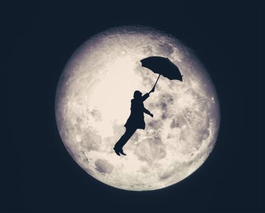 Arka planda dolunay olan şemsiyeyle uçan bir adamın silüeti.