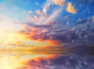 Önünde bulanık dalgalarla okyanusun üzerinde güzel bir gün batımı ve dramatik bir gökyüzü. Soyut doğal arkaplan