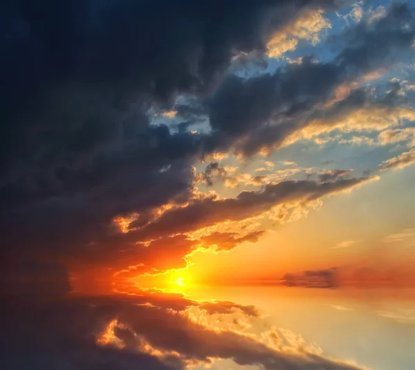 Belo Pôr Sol Céu Dramático Sobre Oceano Com Ondas Turvas — Fotografia de Stock