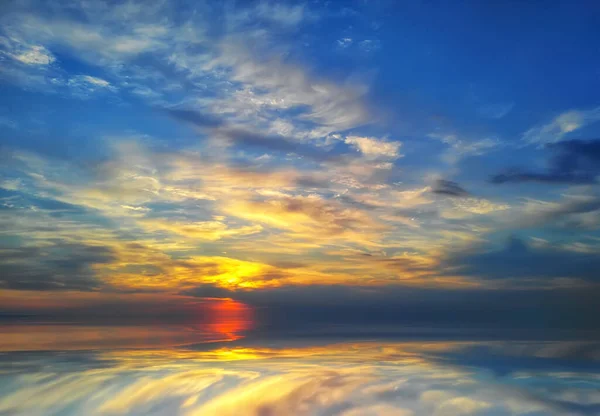 Hermoso Atardecer Cielo Dramático Sobre Océano Con Ondas Borrosas Primer —  Fotos de Stock