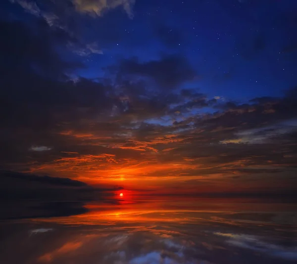 Hermoso Atardecer Cielo Dramático Sobre Océano Con Ondas Borrosas Primer —  Fotos de Stock