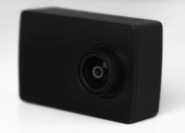 Gri arkaplanda izole edilmiş siyah aksiyon kamerası