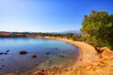 Girit kıyısında güzel kumlu bir sahil, Yunanistan Chania kasabası yakınlarında. seyahat arkaplanı