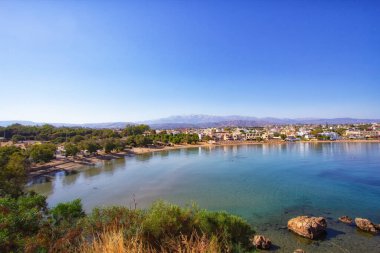 Girit kıyısında güzel kumlu bir sahil, Yunanistan Chania kasabası yakınlarında. seyahat arkaplanı
