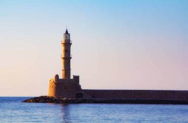 Akdeniz 'de güzel bir günbatımında deniz feneri ve eski liman manzarası, Chania, Girit, Yunanistan. Aşk ve seyahat geçmişi