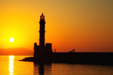 Akdeniz 'de güzel bir günbatımında deniz feneri ve eski liman manzarası, Chania, Girit, Yunanistan. Aşk ve seyahat geçmişi