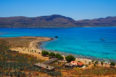Girit, Yunanistan 'daki Gramvousa adasında güzel bir lazure körfezi ve tropikal plaj