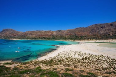 Yunanistan 'ın Girit adasındaki Balos plajının hava panoramik manzarası. Kristal berrak su ve beyaz kum. Seyahat arkaplanı