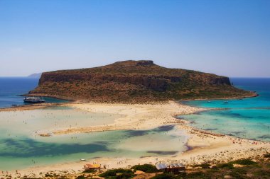 Yunanistan 'ın Girit adasındaki Balos plajının hava panoramik manzarası. Kristal berrak su ve beyaz kum. Seyahat arkaplanı