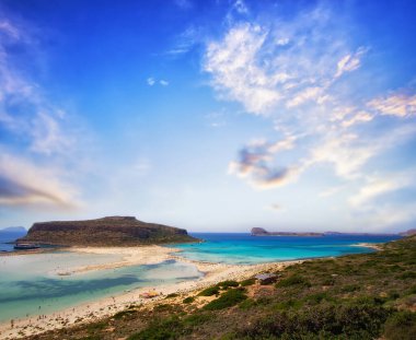 Yunanistan 'ın Girit adasındaki Balos plajının hava panoramik manzarası. Kristal berrak su ve beyaz kum. Seyahat arkaplanı