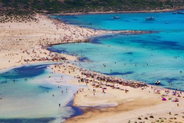 Yunanistan 'ın Girit adasındaki Balos plajının hava panoramik manzarası. Kristal berrak su ve beyaz kum. Seyahat arkaplanı