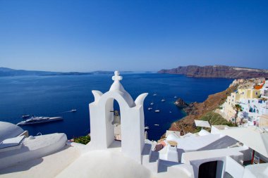 Oia City 'nin mavi ve beyaz renkleri. Akdeniz 'de güzel bir günbatımında Santorini Yunanistan' ın muhteşem manzarası. Aşk ve seyahat geçmişi