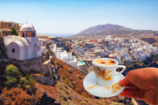 Mano Con Una Tazza Caffè Con Oia Santorini Grecia Panorama — Foto Stock