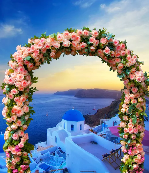 Γάμος Στη Σαντορίνη Όμορφη Αψίδα Διακοσμημένη Λουλούδια Από Τριαντάφυλλα Μπλε — Φωτογραφία Αρχείου