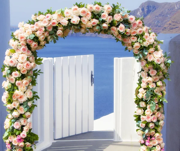 Matrimonio Santorini Bellissimo Arco Decorato Con Fiori Rose Con Chiesa Immagini Stock Royalty Free