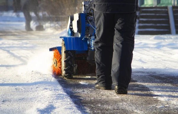 Uomo Lavora Con Spazzaneve Una Giornata Invernale Immagine Stock