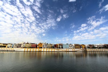 Seville Guadalquivir riverside gündoğumu, İspanya adlı klasik görünümünü