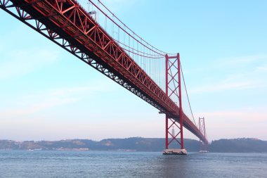 Kırmızı Köprüsü'nde Günbatımı (25 de Abril Köprüsü ve Cristo Rei heykel), Lisbon, Portekiz