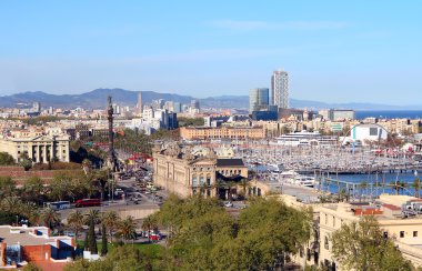 Columbus colomn ve Ramblas Barcelona, İspanya ile liman bölgesinin havadan görünümü