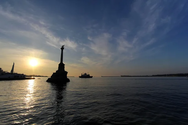 Denkmal für versenkte Schiffe bei Sonnenuntergang. Symbol von sewastopol.crimea — Stockfoto