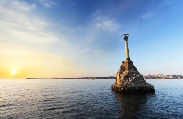 Monumen untuk menenggelamkan kapal saat matahari terbenam. Simbol Sevastopol.Crimea — Stok Foto