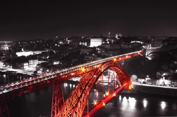 Красный мост на монохромном фоне, ночной вид на мост Дома Луиса, снятый на медленный затвор, Порту, Португалия — стоковое фото