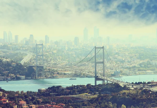 Brug over de Bosporus in regenachtige dag. Vintage foto — Stockfoto