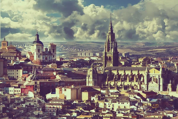 En magnificentview av medeltida domkyrka av Toledo — Stockfoto