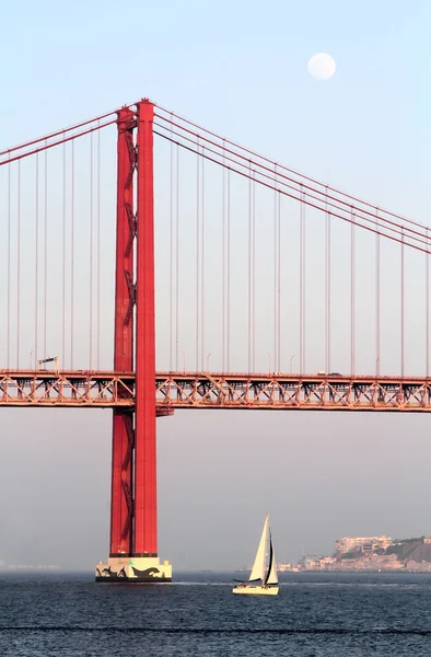 Rote Brücke bei Sonnenuntergang (Brücke 25 de abril und Statue Cristo rei), Lissabon, Portugal — Stockfoto