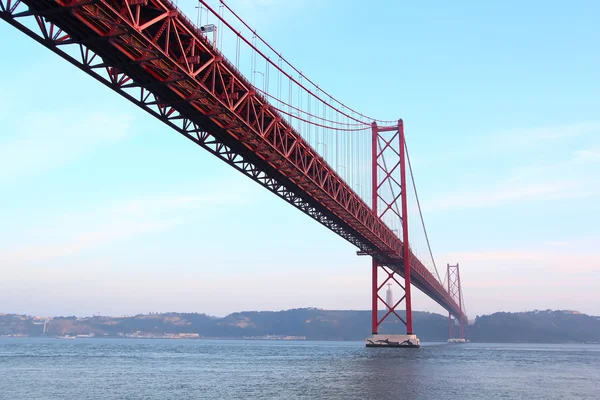 일몰 (25 de Abril Bridge와 크리스토 레이 동상), 리스본, 포르투갈에 빨간 다리 — 스톡 사진