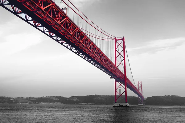 Rote Brücke auf monochromem Hintergrund — Stockfoto