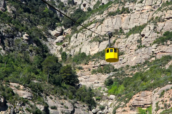 Žlutá lanovka v pohoří Montserrat — Stock fotografie