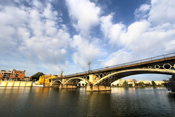 Guadalquivir, mostu Triana, riverside — Stock fotografie