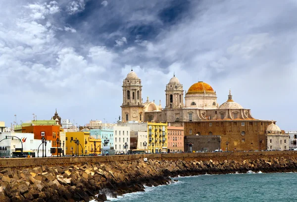 Sunny view of Cathedral and ocean coast. Cadiz — Stock Photo, Image