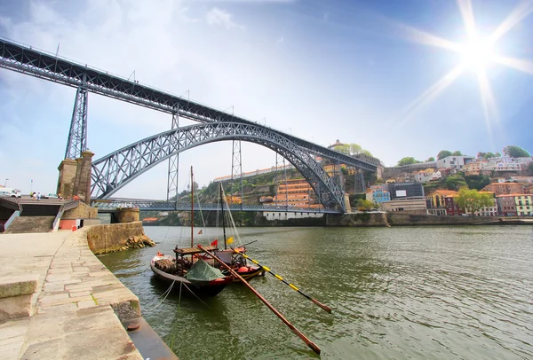 Puente al atardecer. Fondo colorido, Oporto, Portugal —  Fotos de Stock