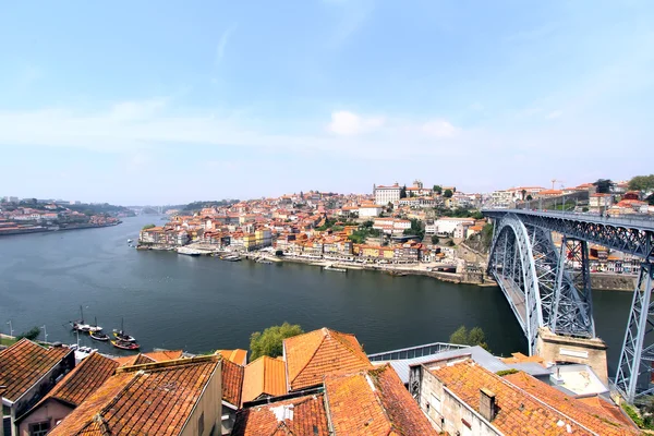 Puente al atardecer. Fondo colorido, Oporto, Portugal — Foto de Stock