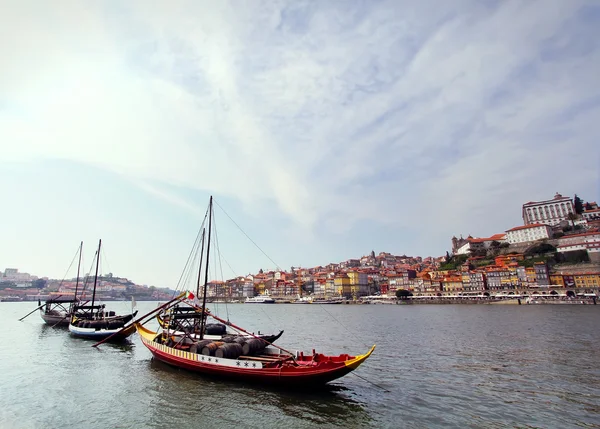 Douro Flussufer und Boote mit Weinfässern, Porto, Portugal — Stockfoto