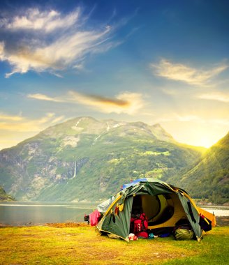 turist çadır gündoğumu, Norveç dağlarında