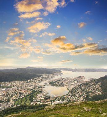Bergen ve güzel yaz akşamında Harbor'da görünümü