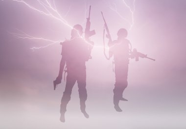Askerler takım yıldırım arka plan ile silüeti