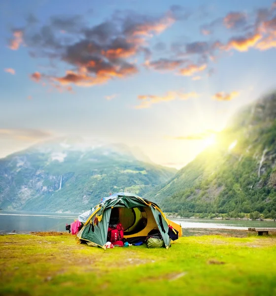 Tienda de campaña turística en las montañas de Noruega al amanecer — Foto de Stock