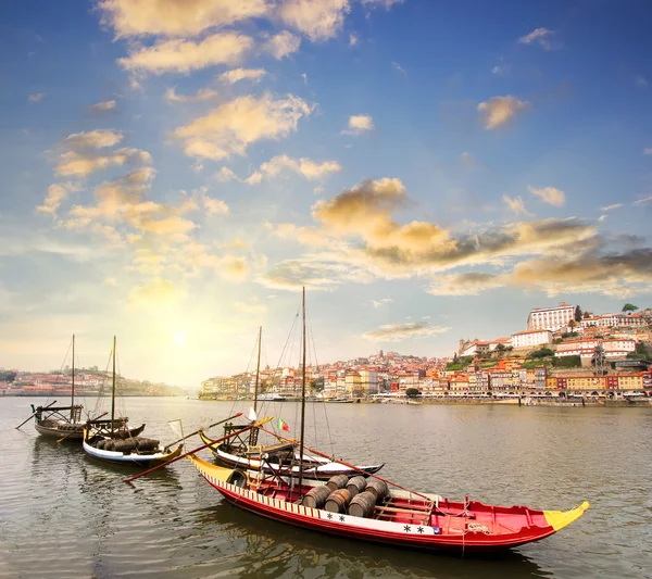 Kleurrijke achtergrond, uitzicht over de Douro rivier met de Dom Luiz brug, Porto, Portugal. Reizen achtergrond — Stockfoto