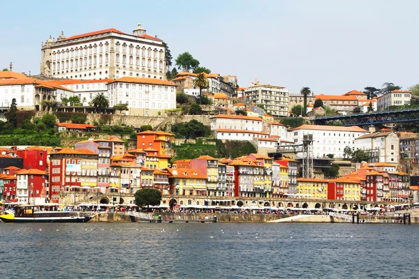 Színes háttér, kilátás nyílik a Douro folyóparti a Dom Luiz híd, Porto, Portugália. Utazási háttér — Stock Fotó