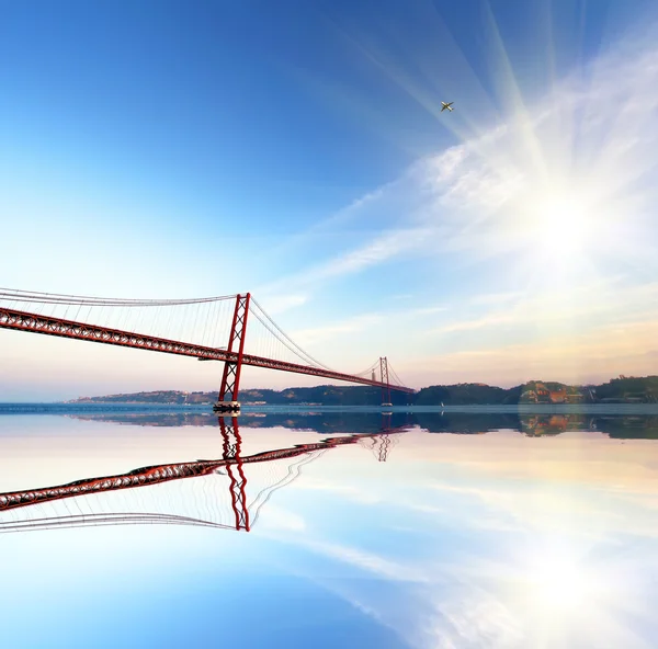 Rode brug bij de zonsondergang. abstracte bedrijfsconcept. Vintage stijl reizen concept — Stockfoto