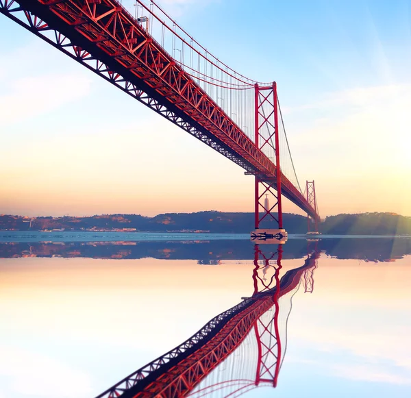 Rote Brücke bei Sonnenuntergang. abstraktes Geschäftskonzept. Reisekonzept im Vintage-Stil — Stockfoto